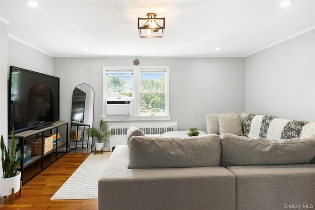 851 Brook St in West Babylon, NY - Foto de edificio - Building Photo