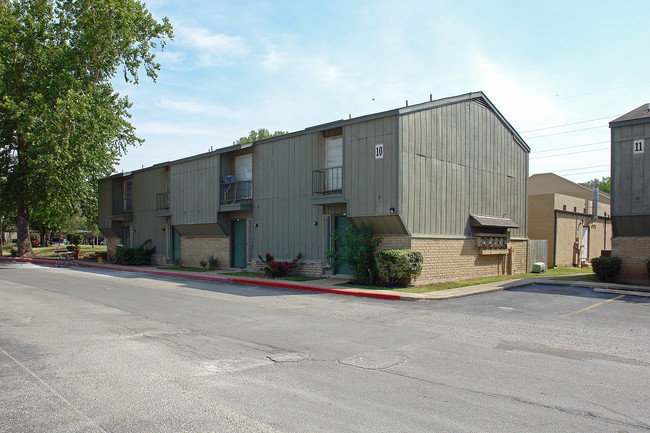 Randolph Plaza in Universal City, TX - Foto de edificio - Building Photo