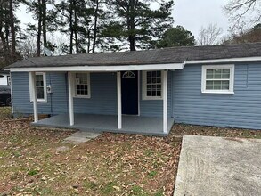 5038 Westbrook Rd in Union City, GA - Building Photo - Building Photo