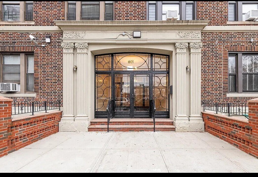 601 Crown St in Brooklyn, NY - Building Photo
