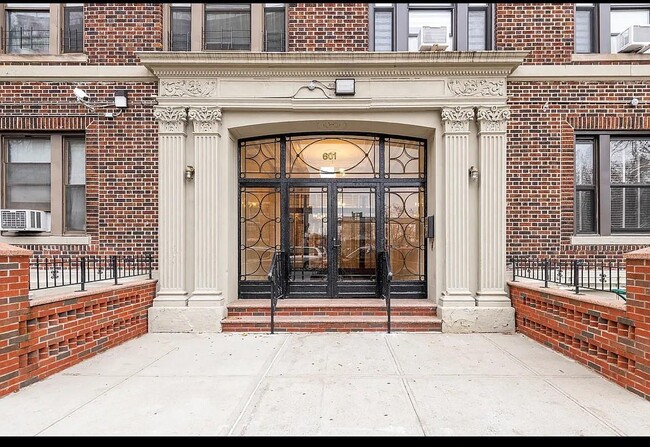 property at 601 Crown St
