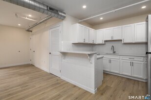 584 Main St in Middletown, CT - Building Photo