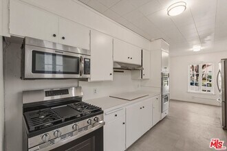 147 S Poinsettia Pl in Los Angeles, CA - Building Photo - Building Photo