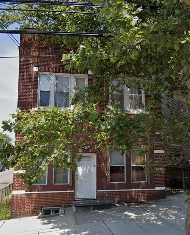 property at 286 Manhattan Ave