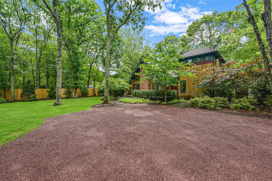 150 Copeces Ln in East Hampton, NY - Building Photo