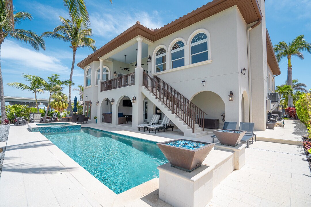 3020 Alton Dr in St Pete Beach, FL - Building Photo