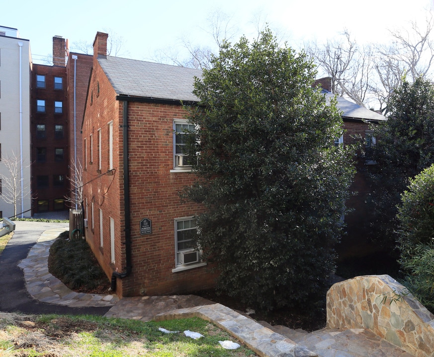 4850 Macarthur Blvd NW in Washington, DC - Foto de edificio