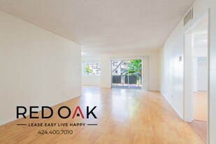 319 S Clark Dr in Los Angeles, CA - Building Photo