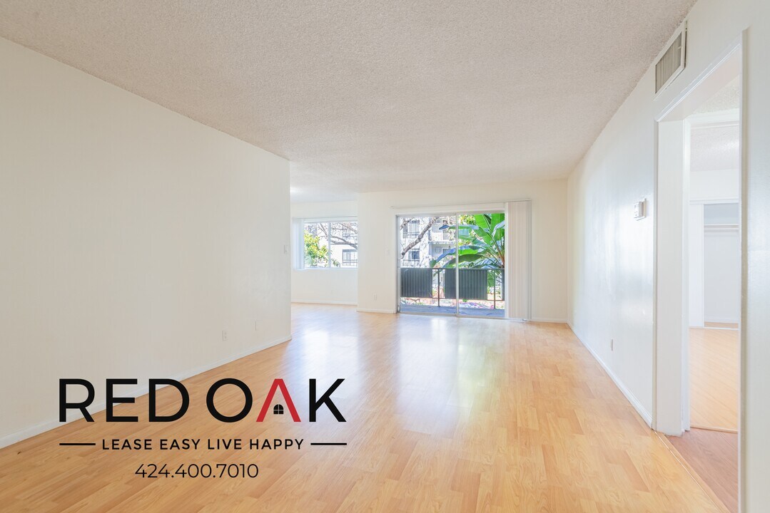 319 S Clark Dr in Los Angeles, CA - Building Photo