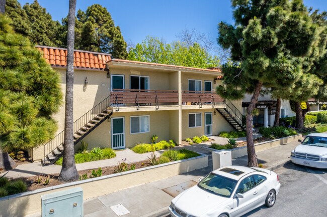 Los Patos Apartments in Huntington Beach, CA - Building Photo - Building Photo