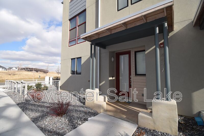 4577 W Daybreak Pkwy in South Jordan, UT - Building Photo