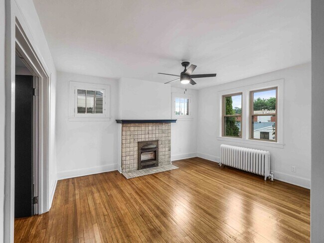 99 Bradford Ave-Unit -Unit 2 in Crafton, PA - Building Photo - Building Photo