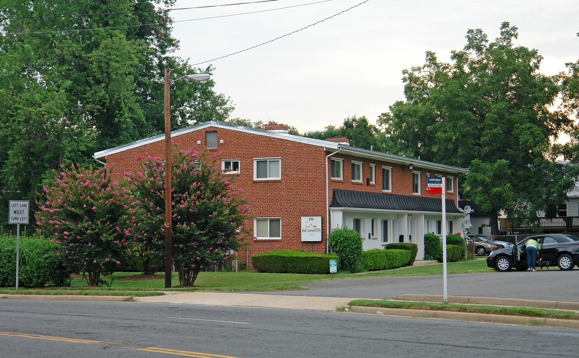 2761 Annandale Rd in Falls Church, VA - Foto de edificio