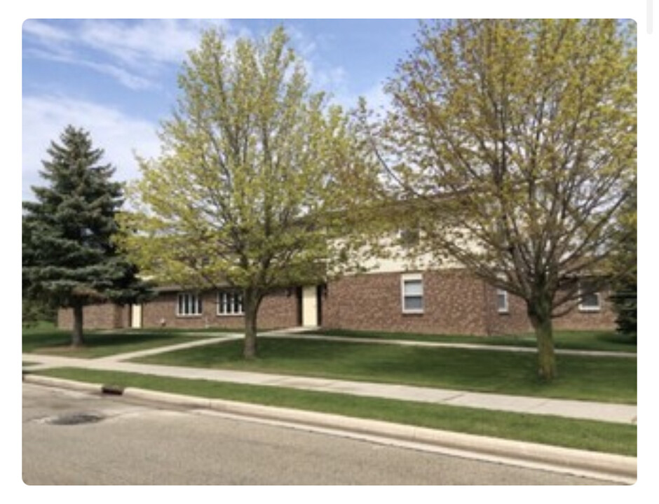 715 S Lincoln Dr, Unit 6 in Howards Grove, WI - Foto de edificio