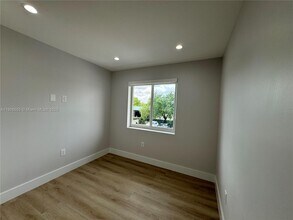 161 Bentley Dr in Miami Springs, FL - Building Photo - Building Photo