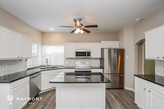 9330 Rodgers Rd in Houston, TX - Foto de edificio - Building Photo