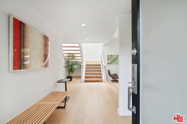 2418 Canyon Oak Dr in Los Angeles, CA - Building Photo - Building Photo