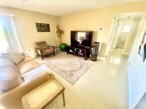 17051 NE 35th Ave in Miami, FL - Building Photo - Building Photo