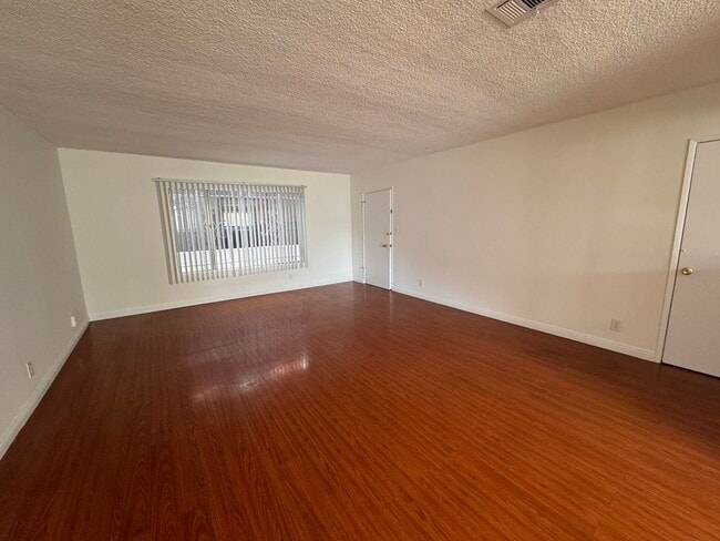 1065 S Holt Ave in Los Angeles, CA - Building Photo - Building Photo