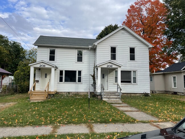 206 N Pearl St in Tecumseh, MI - Building Photo - Building Photo