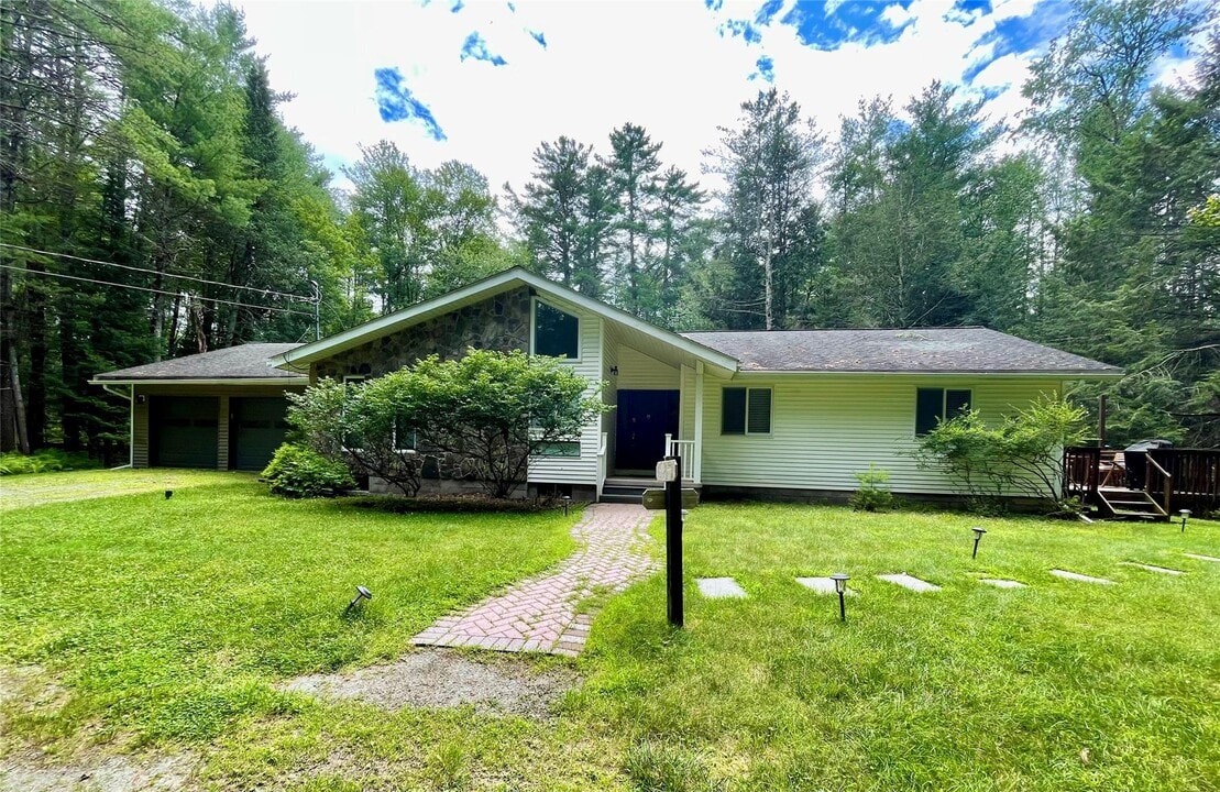 471 Horseshoe Lake Rd in Swan Lake, NY - Building Photo