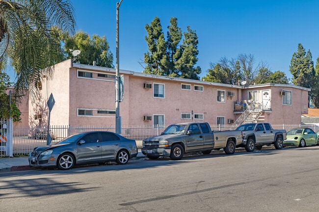 9121 Orion Ave in North Hills, CA - Foto de edificio - Building Photo