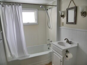 134 Knox St, Unit 1 in Rumford, ME - Foto de edificio - Building Photo