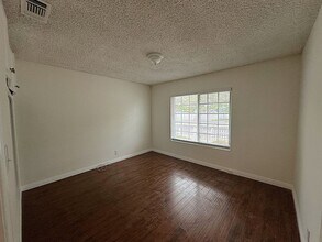 17947 Emelita St in Los Angeles, CA - Foto de edificio - Building Photo