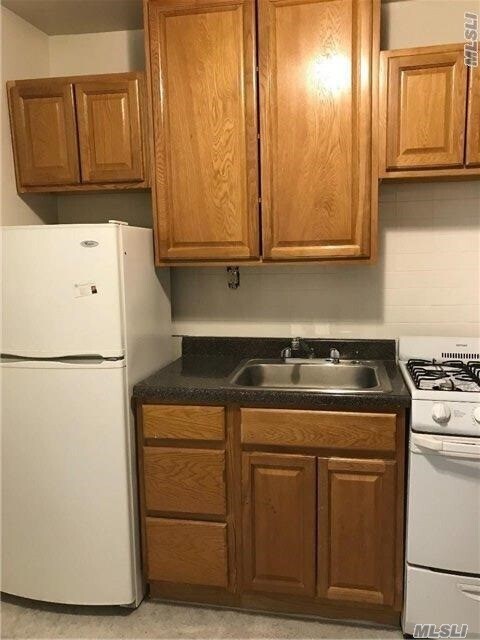 102 Division Ave-Unit -1 D in Levittown, NY - Building Photo