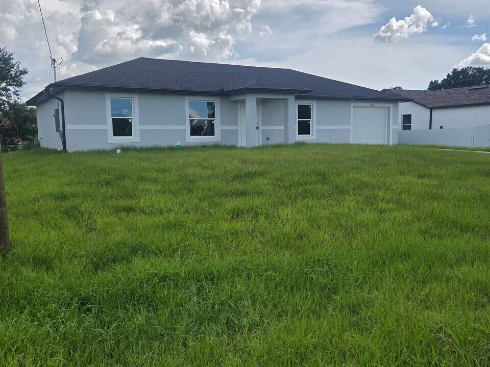 2503 26th St SW in Lehigh Acres, FL - Building Photo