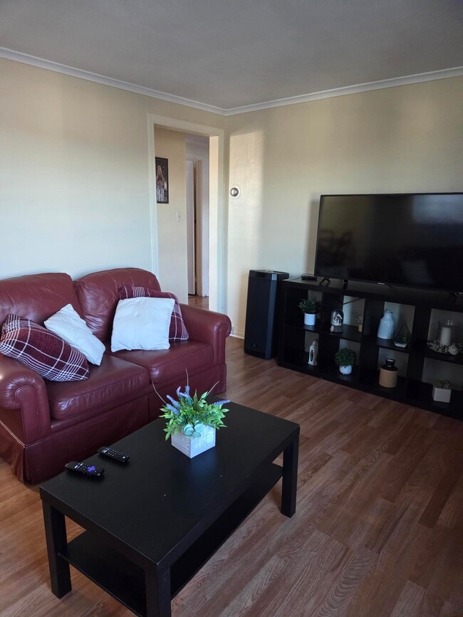 413 Paderewski Ave, Unit 2nd floor in Perth Amboy, NJ - Foto de edificio - Building Photo