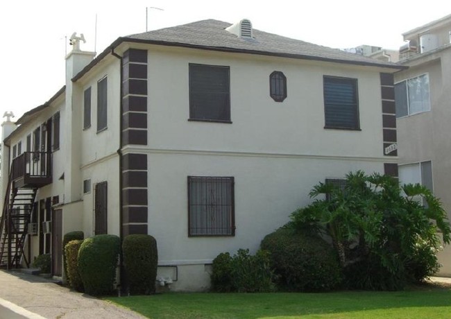 1032 N Croft Ave in Los Angeles, CA - Building Photo - Building Photo