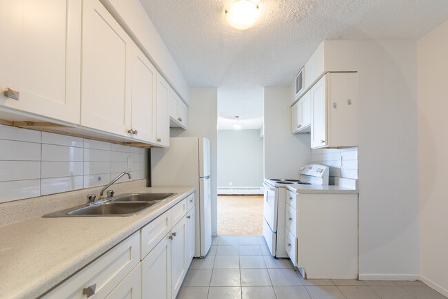 Queensview Apartments in Toronto, ON - Building Photo - Building Photo