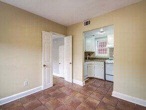116 12th St NE, Unit 5 in Washington, DC - Foto de edificio - Building Photo