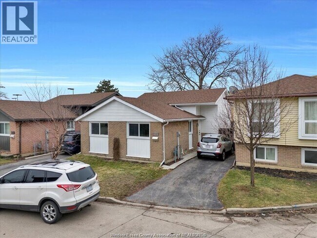 9940 Forest Glade Ct in Windsor, ON - Building Photo - Building Photo