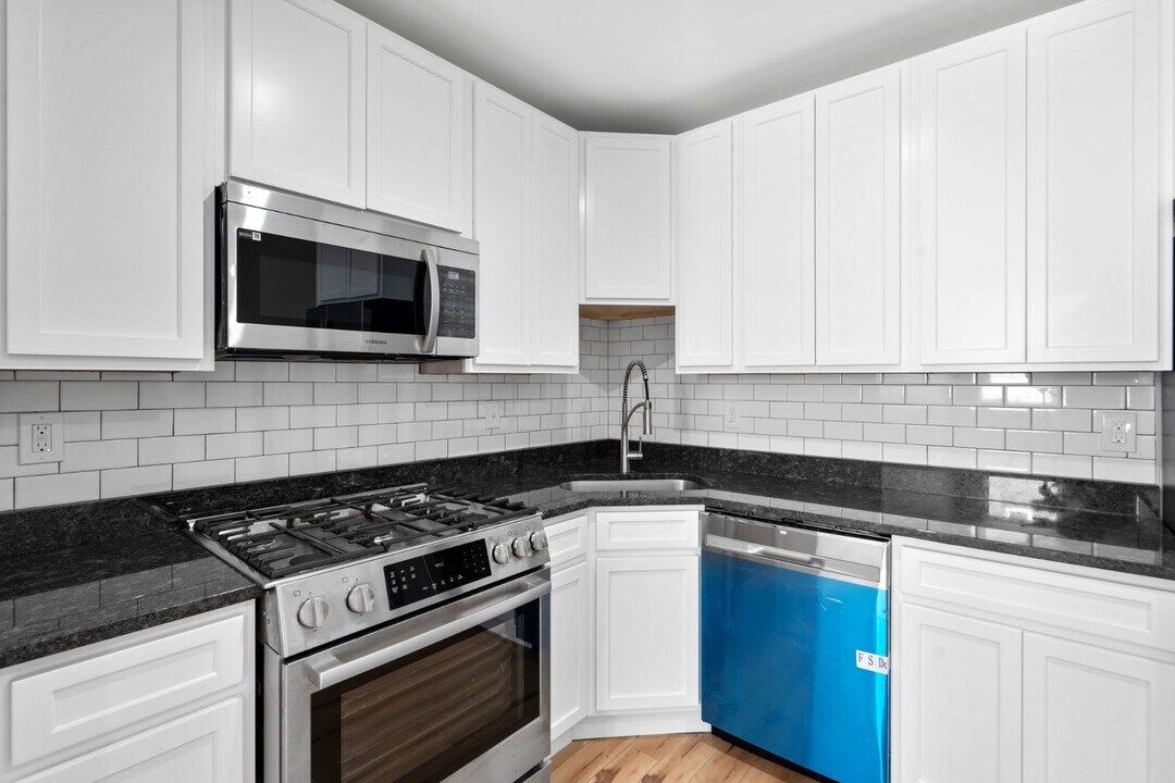 2524 E Fayette St in Baltimore, MD - Building Photo