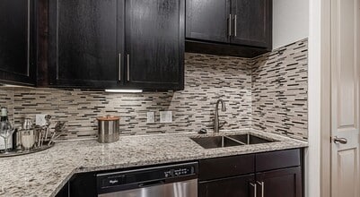 1000 Chimney Rock Rd in Houston, TX - Building Photo - Building Photo