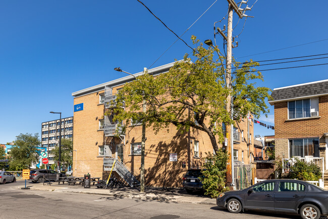 230-234 Chabanel Rue O in Montréal, QC - Building Photo - Building Photo