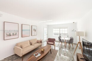 251 Galen Dr, Unit 115E in Key Biscayne, FL - Building Photo