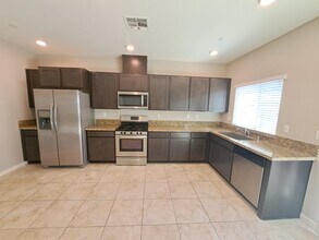 240 Alboran Sea Cir in Sacramento, CA - Building Photo - Building Photo