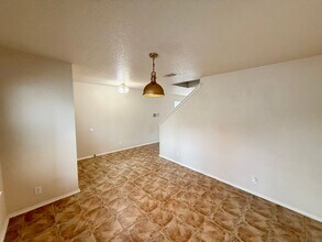 10611 Medio Creek in San Antonio, TX - Building Photo - Building Photo