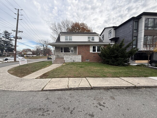 822 Kingsland Ln, Unit 1 in Fort Lee, NJ - Building Photo - Building Photo