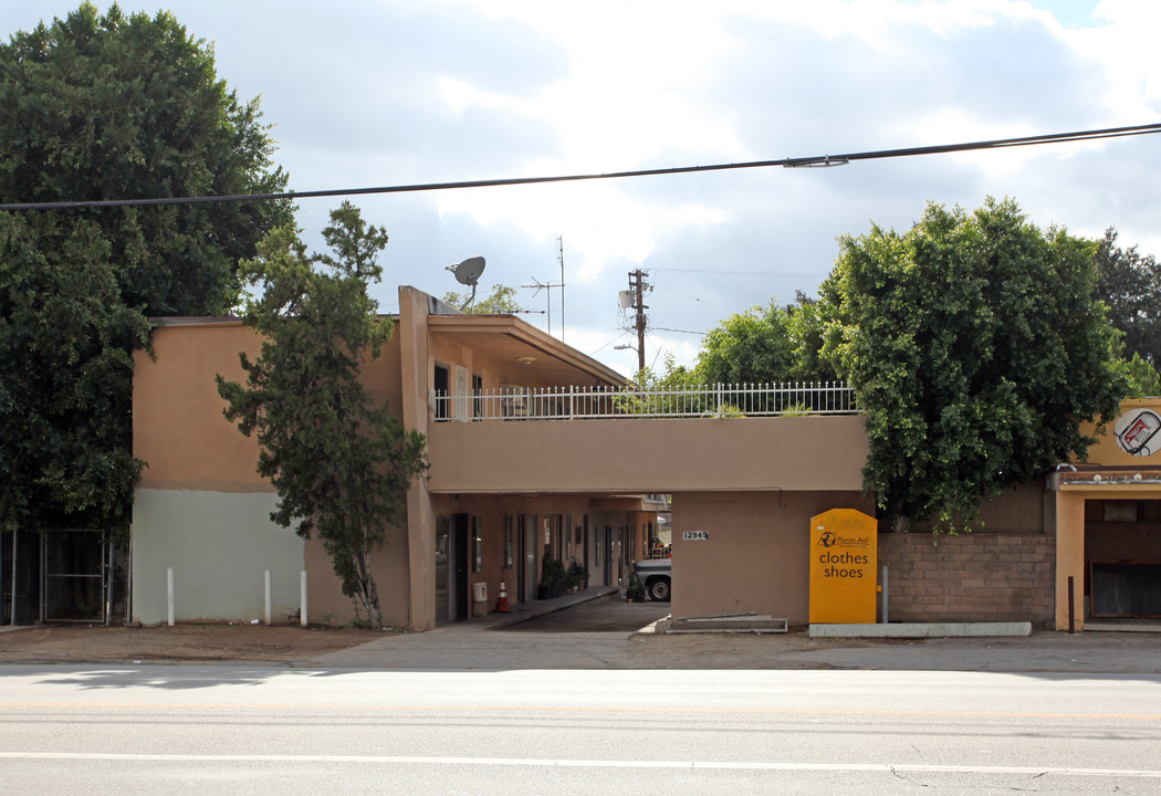 12949 San Fernando Rd in Sylmar, CA - Foto de edificio