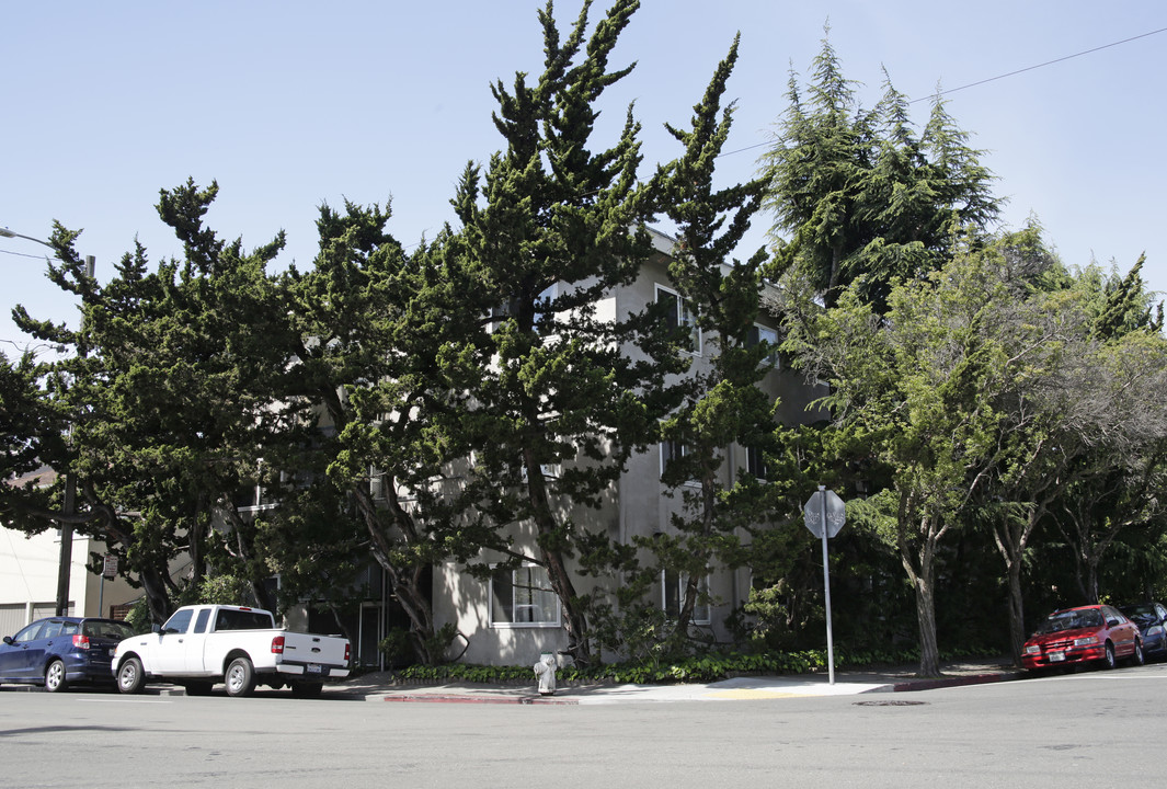 Silvergate Apartments in Oakland, CA - Building Photo