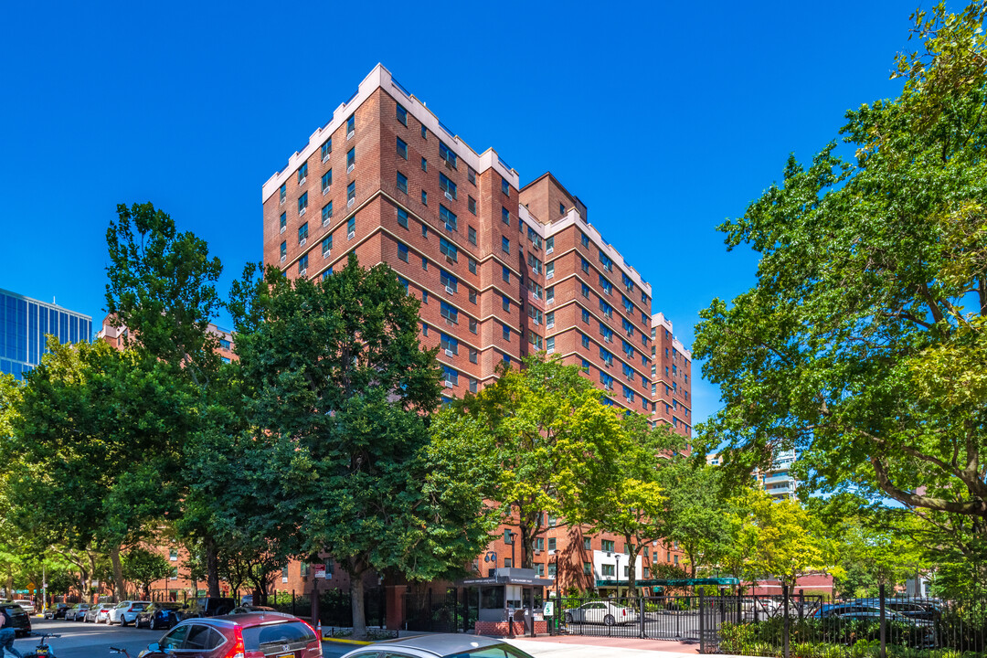 University Towers in Brooklyn, NY - Foto de edificio