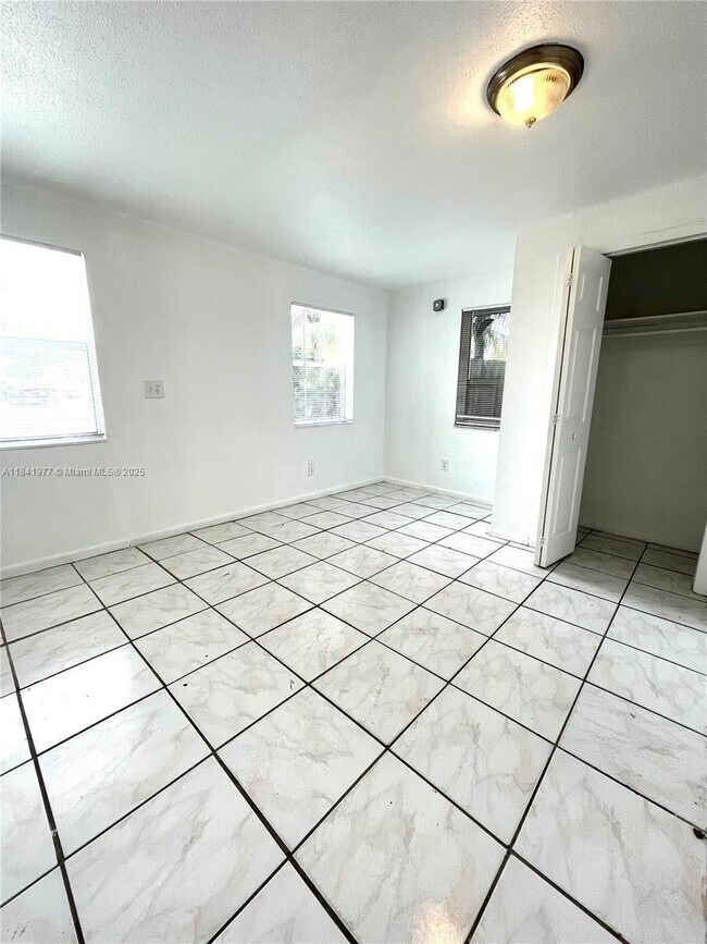 6111 Buchanan St in Hollywood, FL - Building Photo - Building Photo