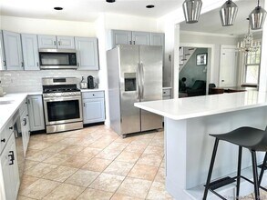 43 Bungalow Park in Stamford, CT - Building Photo - Building Photo