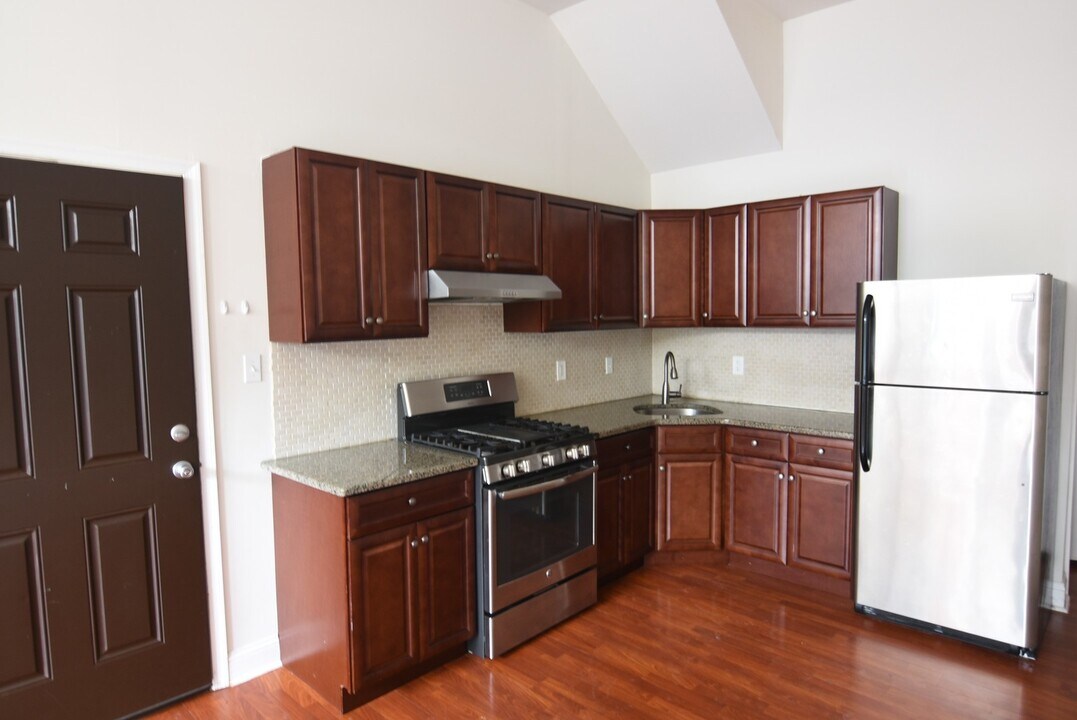 989 N Marshall St in Philadelphia, PA - Building Photo