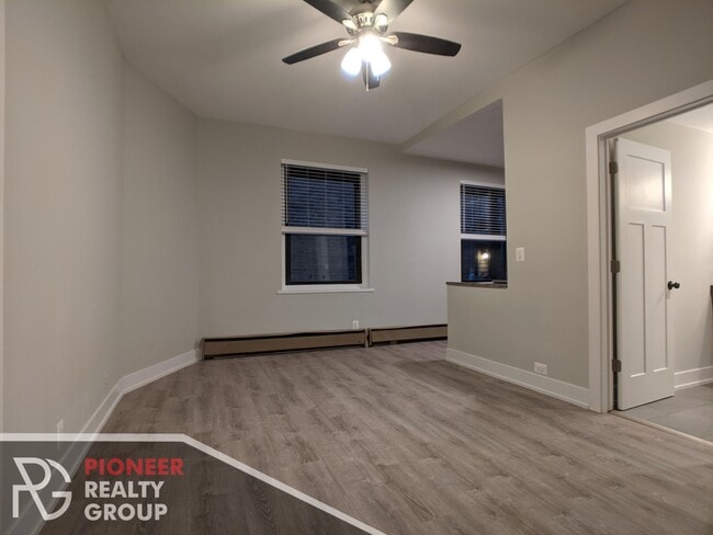 633 W Barry Ave, Unit 635-105