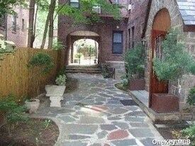 1 Hillside Ave in Great Neck, NY - Building Photo